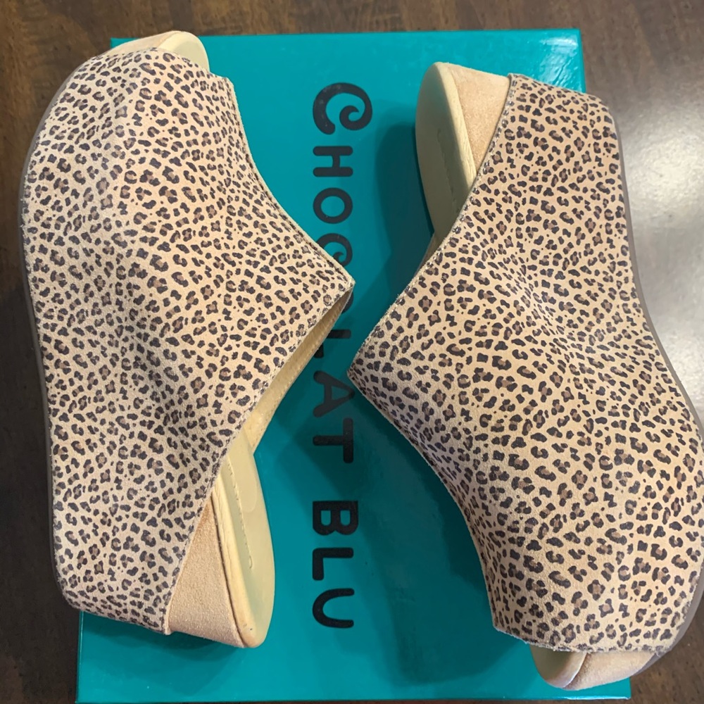 Chocolat Blu Wynn wedge, cheetah suede, size 7M.